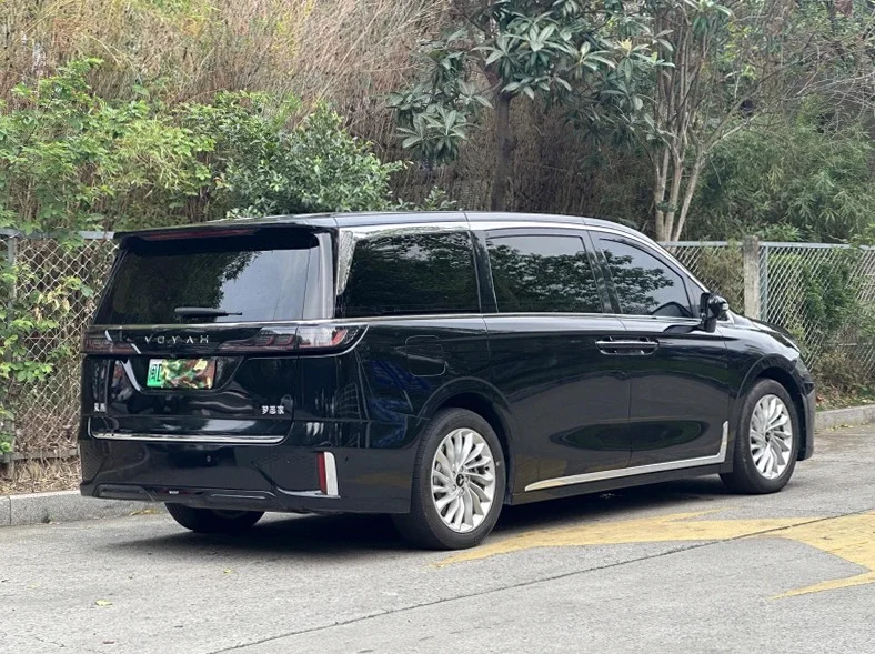 岚图汽车梦想家 内饰后排