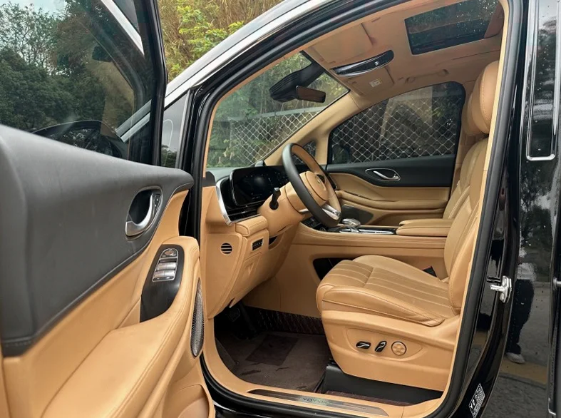 岚图汽车梦想家 后面外观三