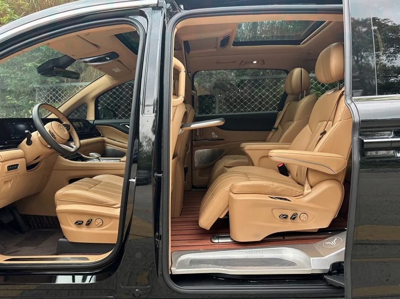 岚图汽车梦想家 后面外观二