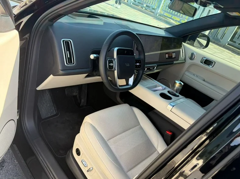 理想L6 后面外观一