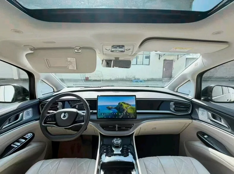 腾势D9 内饰后排