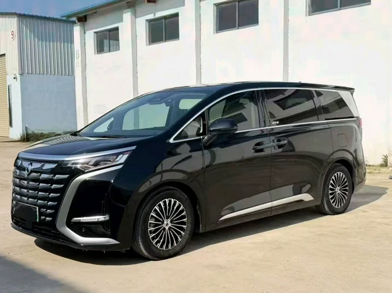 腾势D9 内饰前排