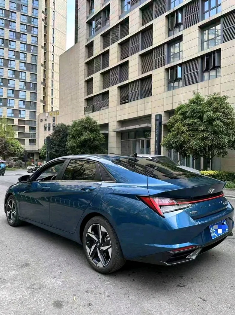 现代伊兰特 内饰后排