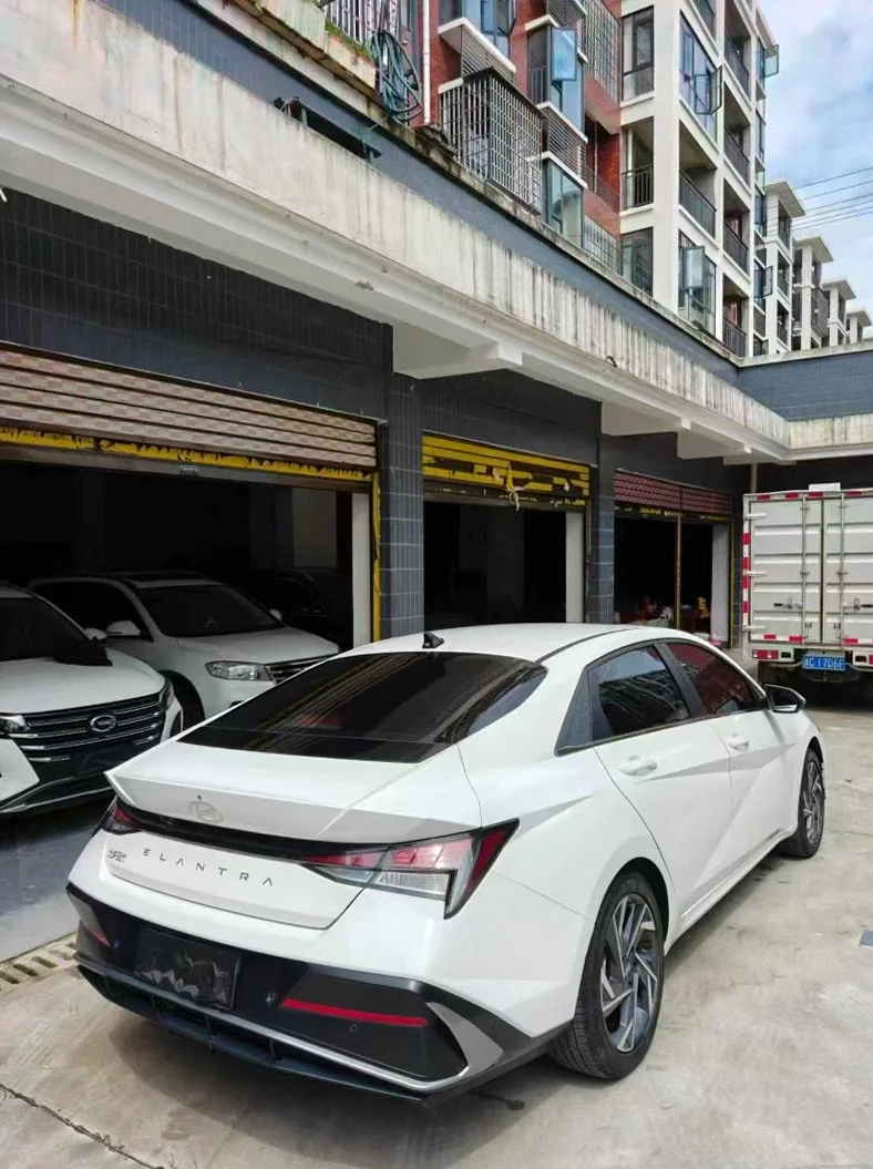 现代伊兰特 内饰后排