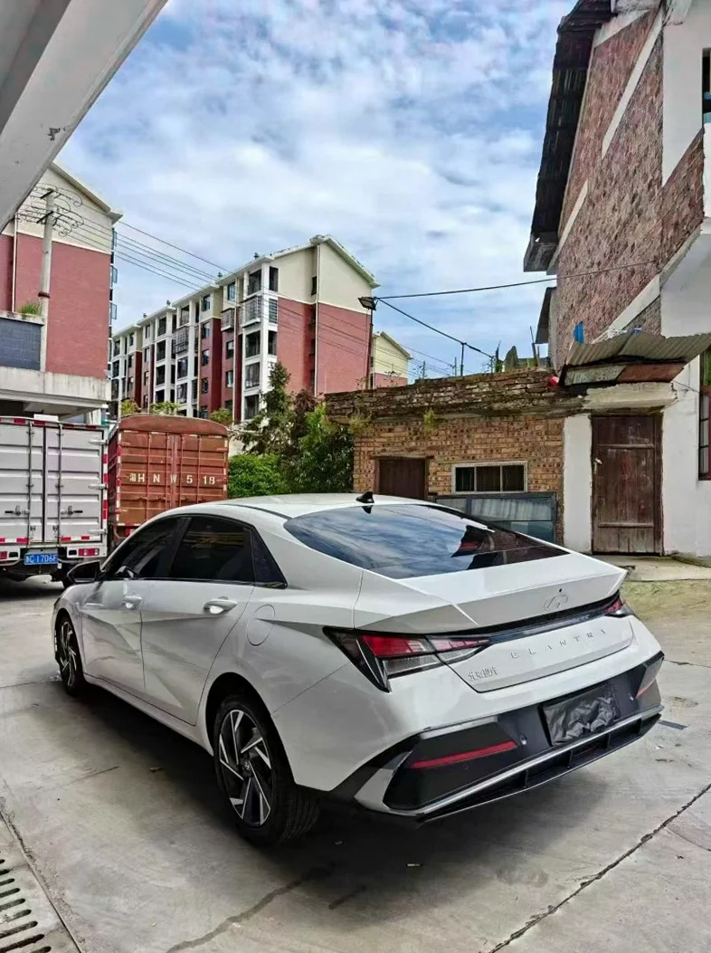 现代伊兰特 内饰前排