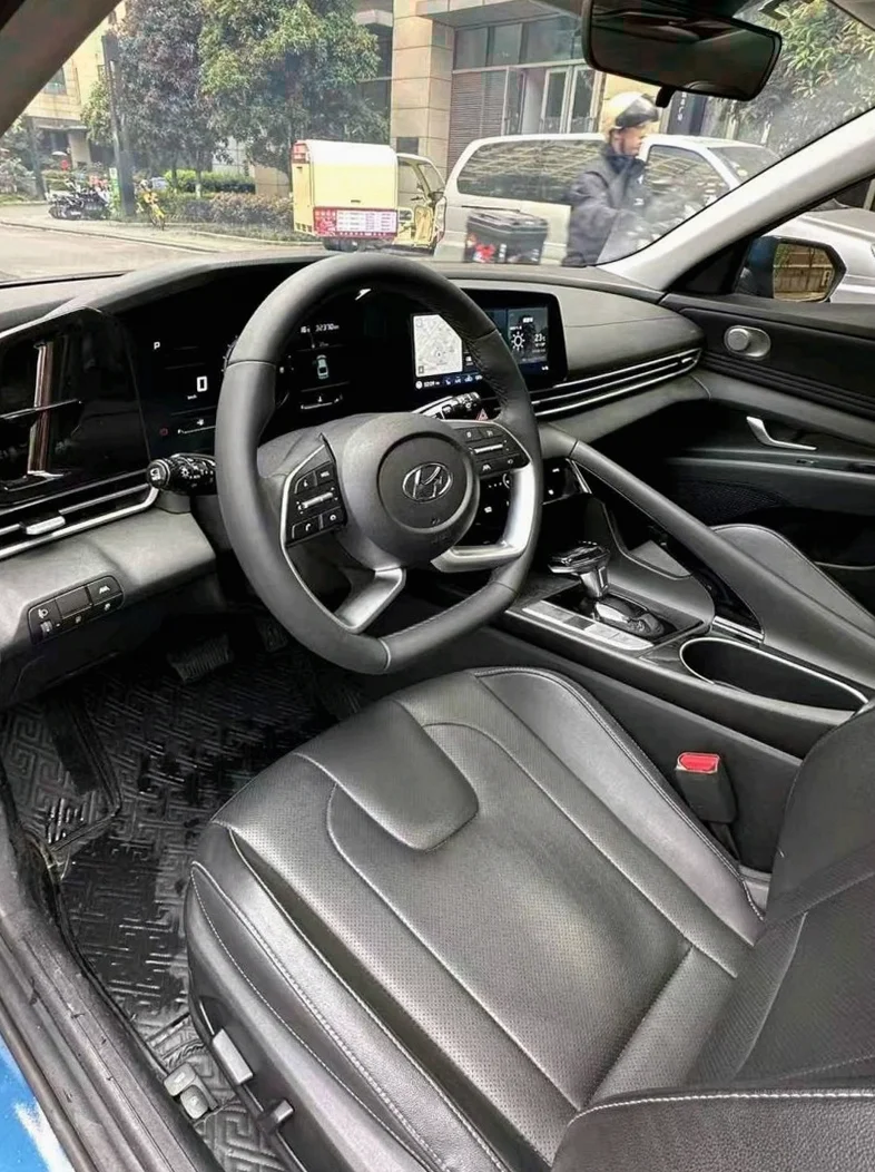 现代伊兰特 正面外观三