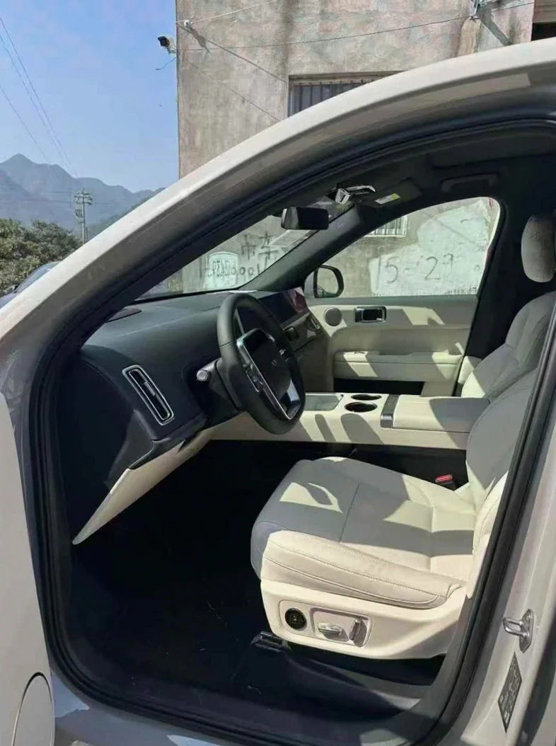 理想L6 正面外观三