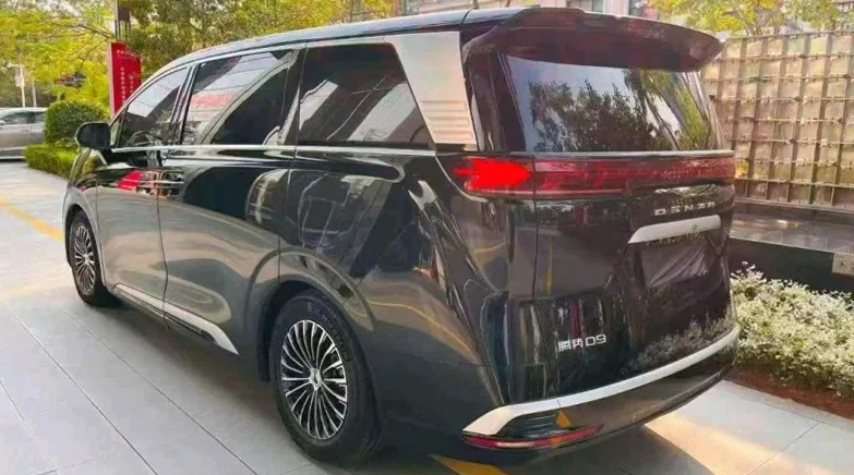 腾势D9 内饰前排