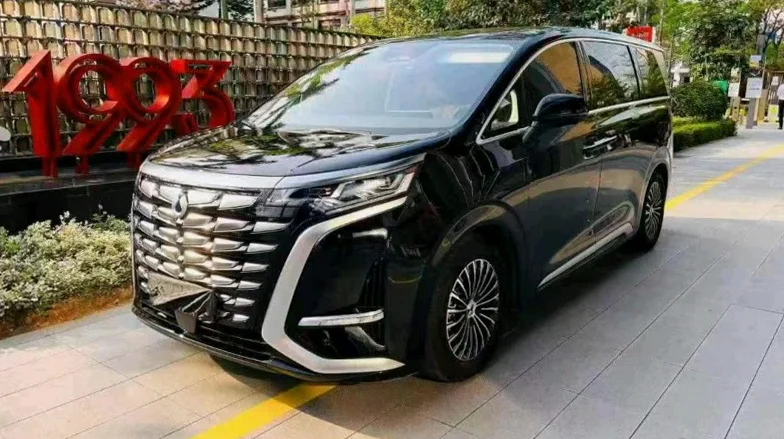 腾势D9 正面外观二