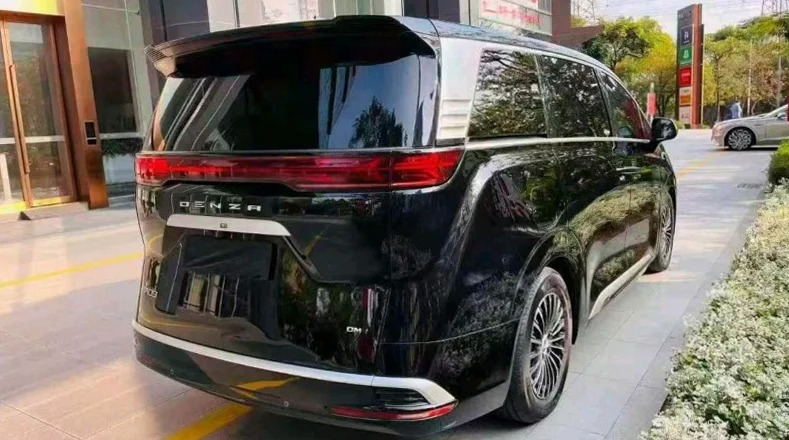 腾势D9 内饰后排