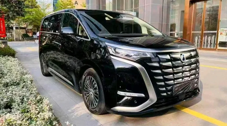 腾势D9 正面外观三