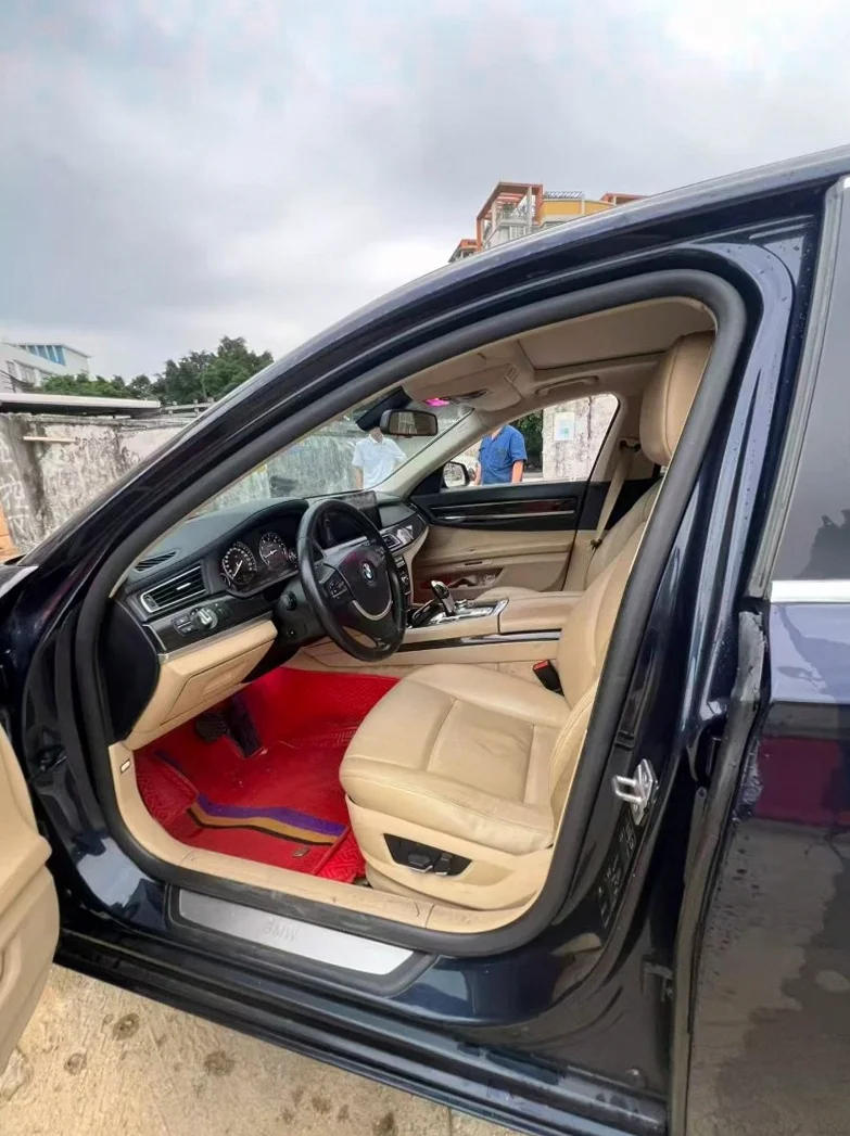 宝马7系 后面外观三