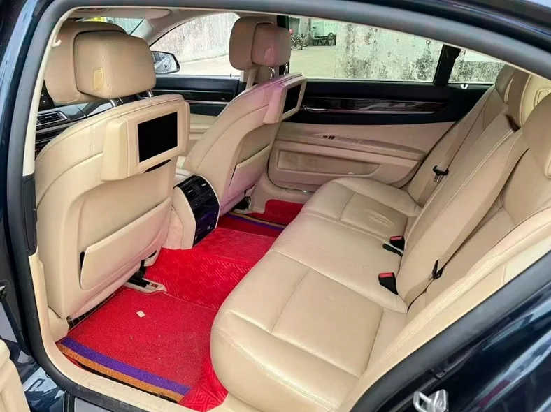 宝马7系 后面外观一