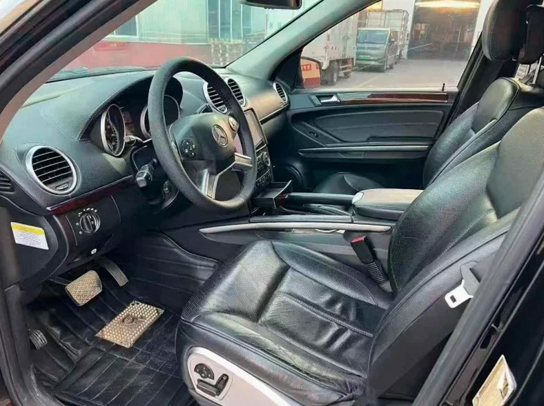 奔驰GL 后面外观三