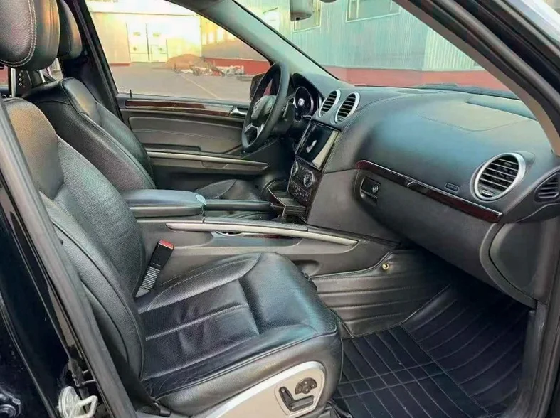 奔驰GL 后面外观一