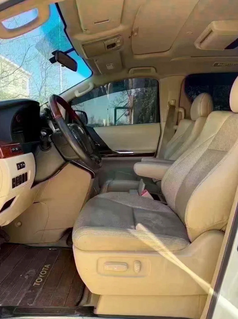 丰田埃尔法 后面外观三