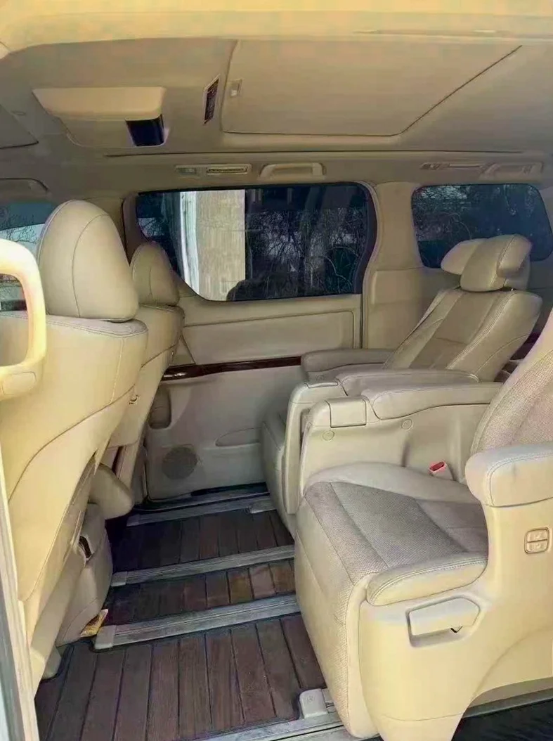 丰田埃尔法 后面外观二