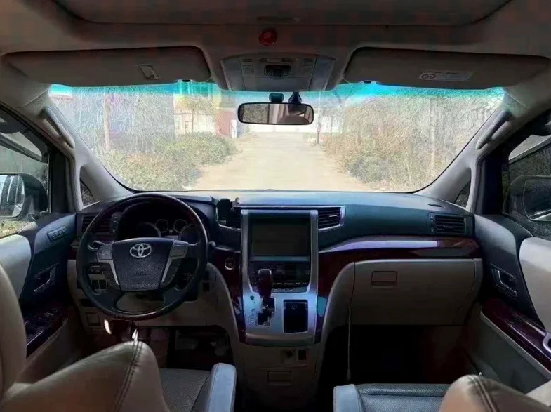 丰田埃尔法 后面外观一