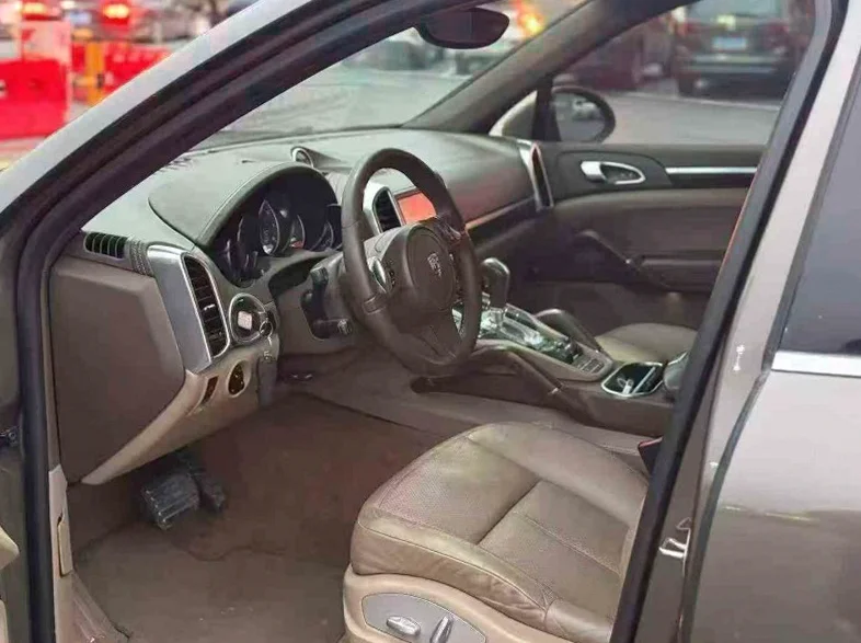 保时捷卡宴 后面外观一