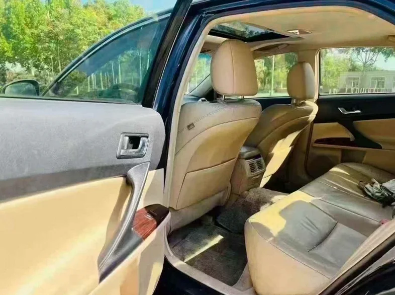 丰田锐志 后面外观一