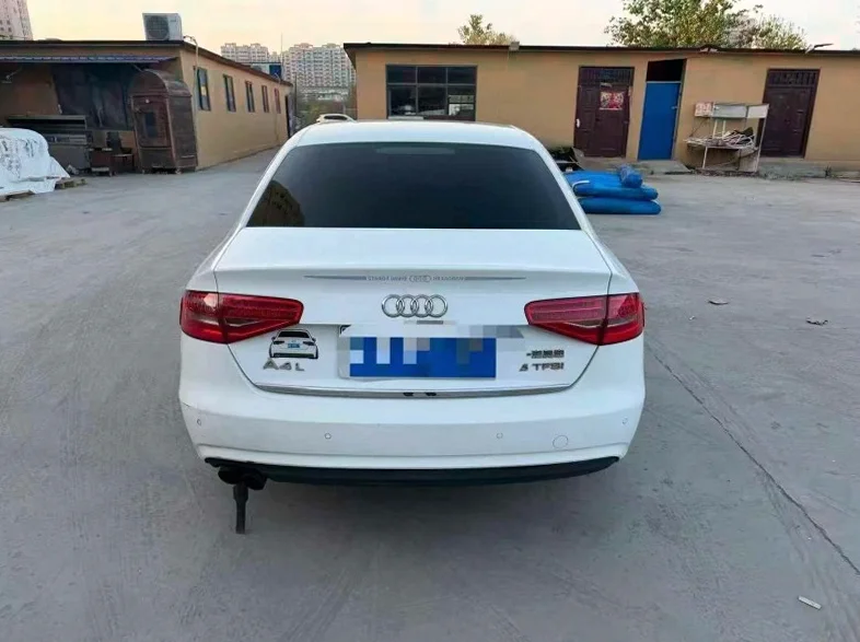 奥迪A4L 内饰后排