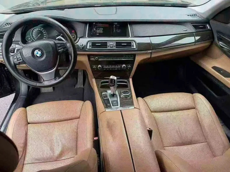 宝马7系 后面外观一