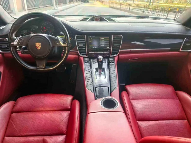 保时捷帕拉梅拉 后面外观三