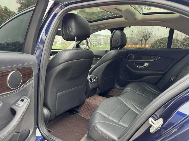 奔驰C 内饰前排