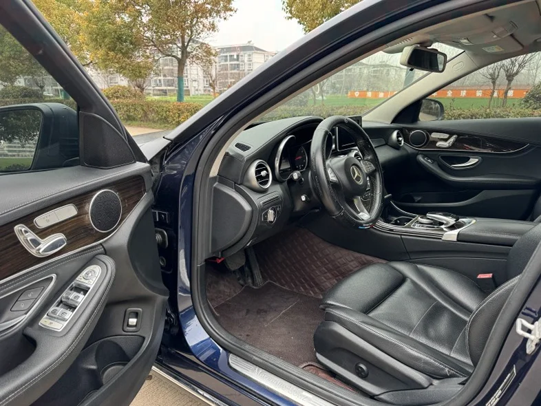 奔驰C 后面外观三