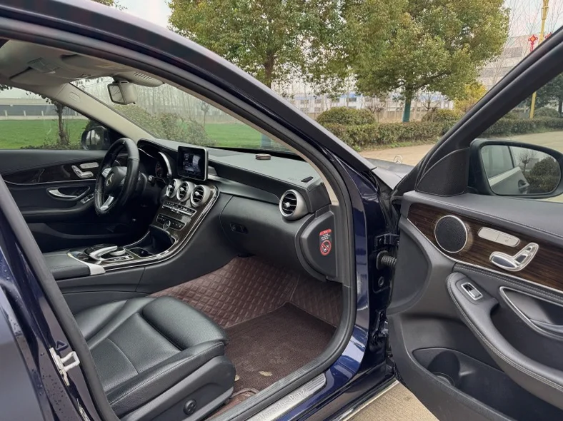 奔驰C 内饰后排