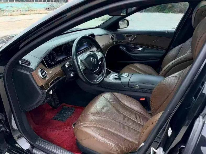 奔驰S 后面外观一