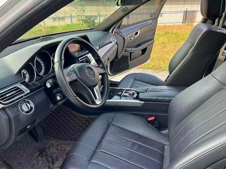 奔驰E 后面外观一