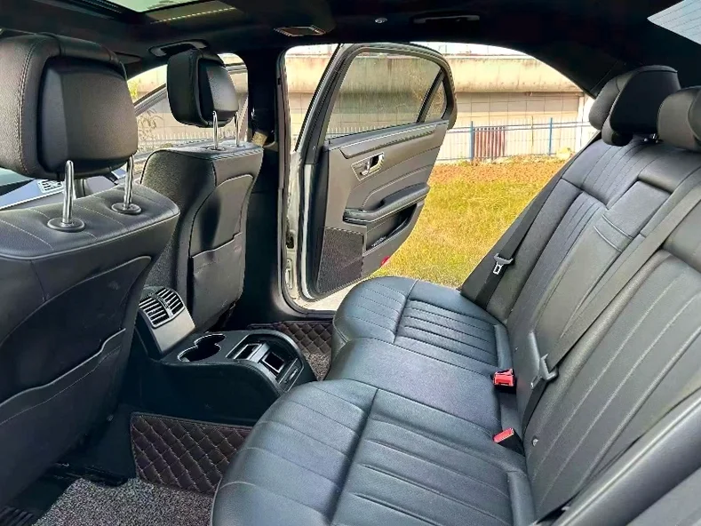 奔驰E 后面外观二