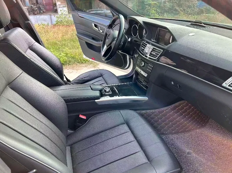 奔驰E 内饰前排