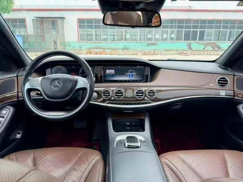 奔驰S 后面外观三