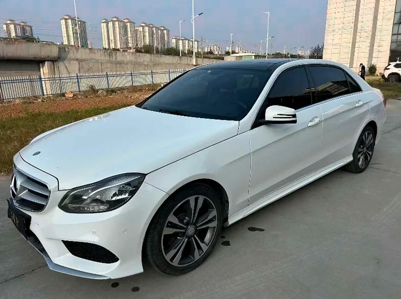 奔驰E 正面外观二