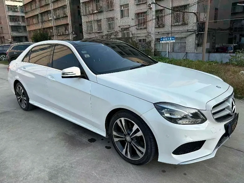 奔驰E 正面外观三