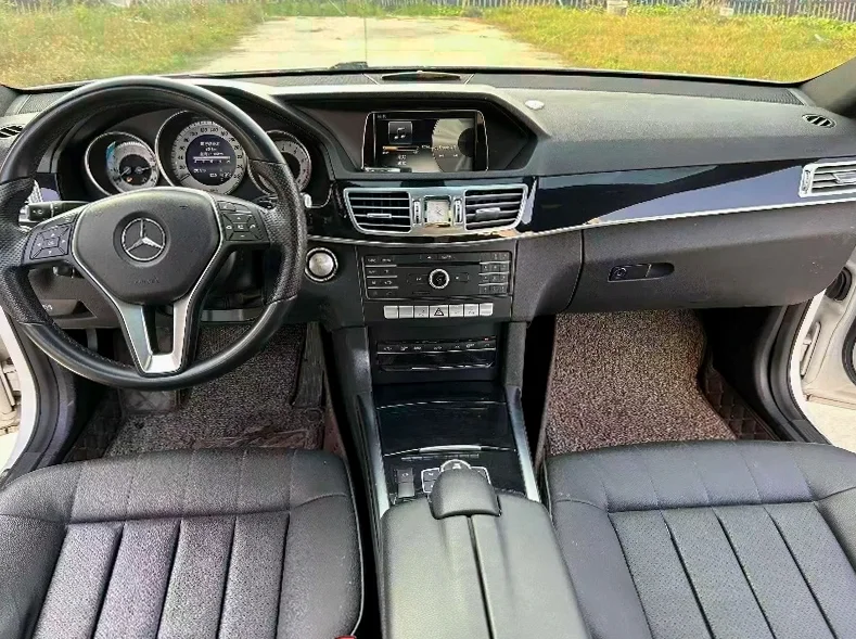 奔驰E 内饰后排