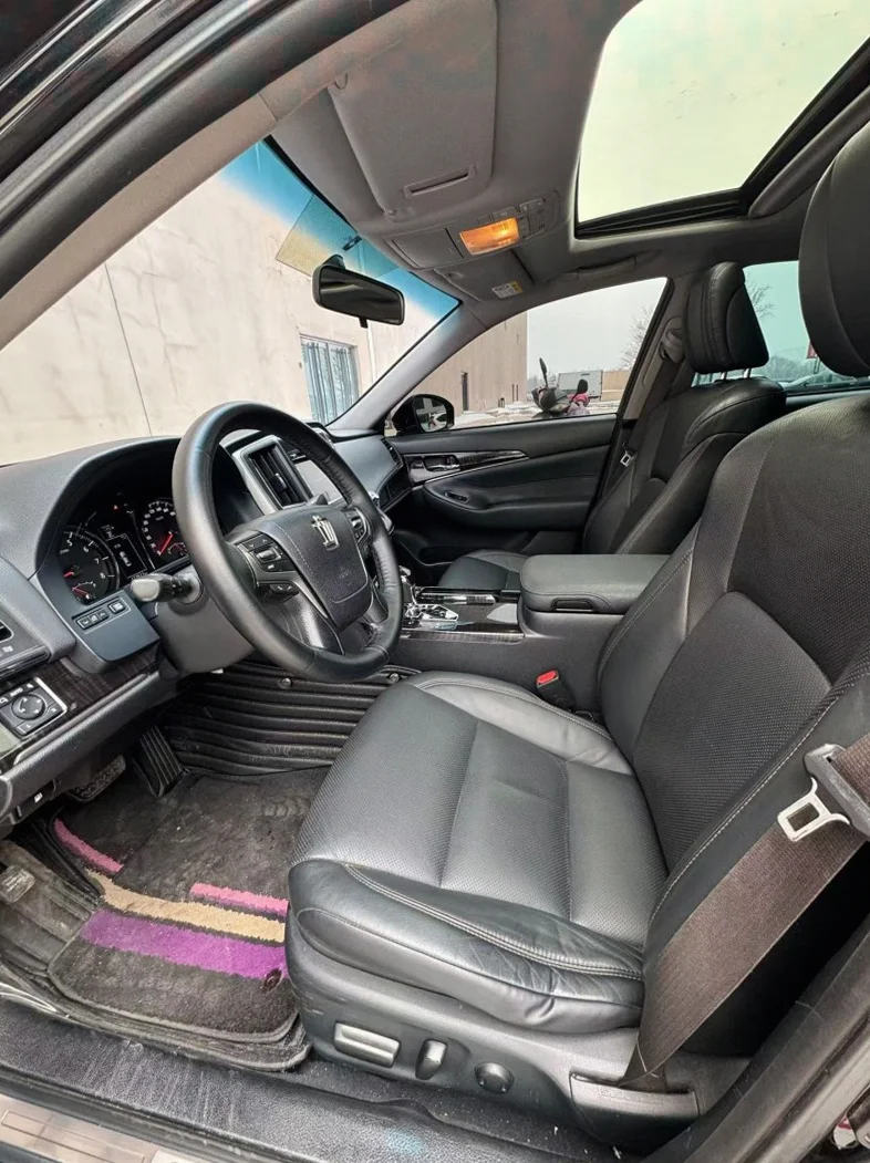 丰田皇冠 正面外观三