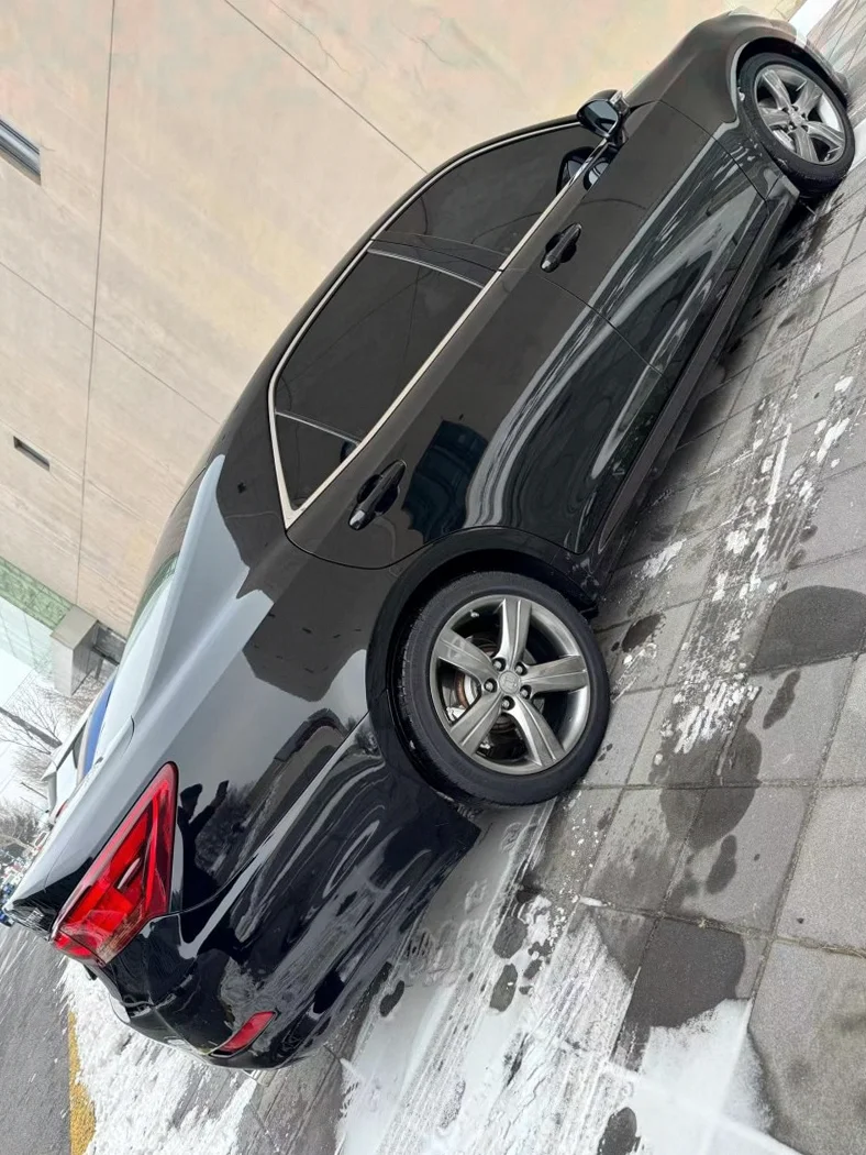 丰田皇冠 后面外观一