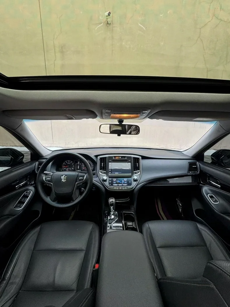 丰田皇冠 内饰前排