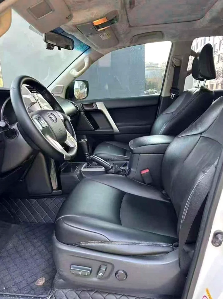 丰田普拉多 后面外观一