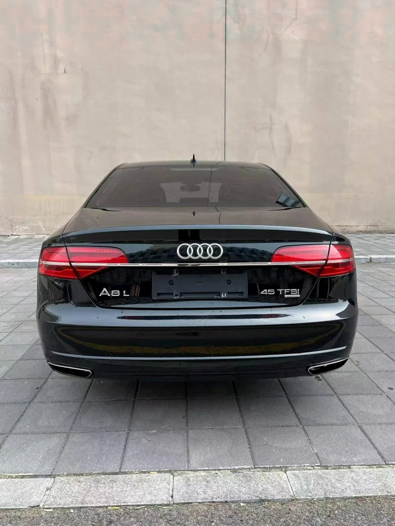 奥迪A8L 内饰后排