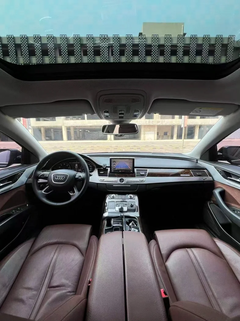 奥迪A8L 内饰前排