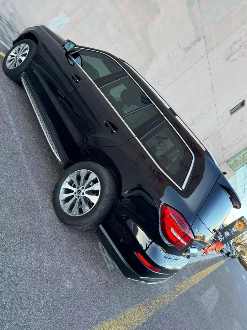 奔驰GLS 后面外观三