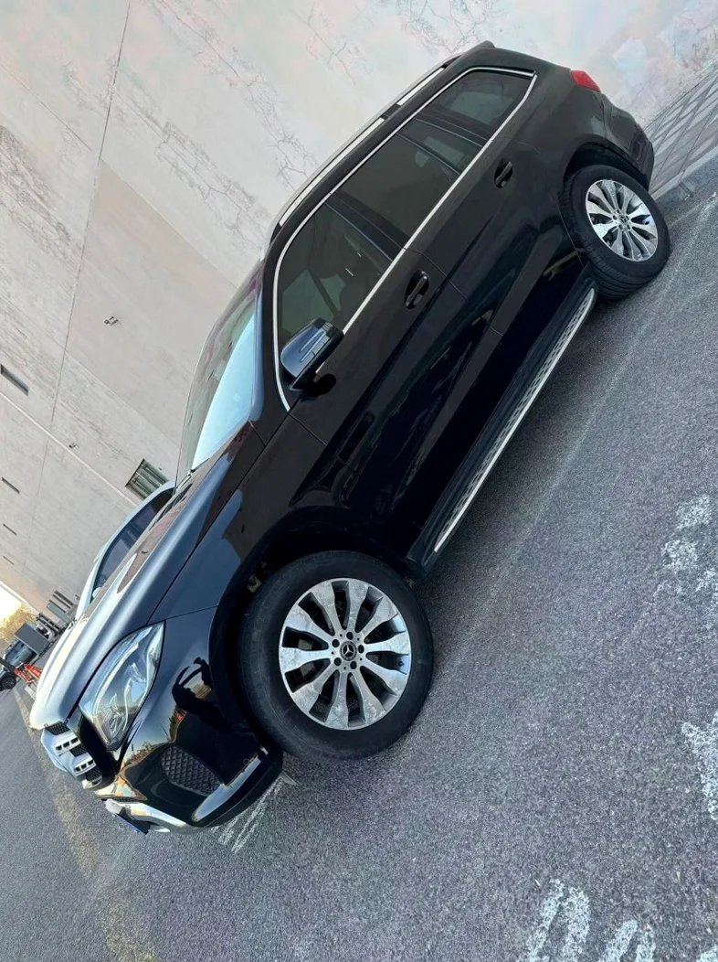 奔驰GLS 正面外观二