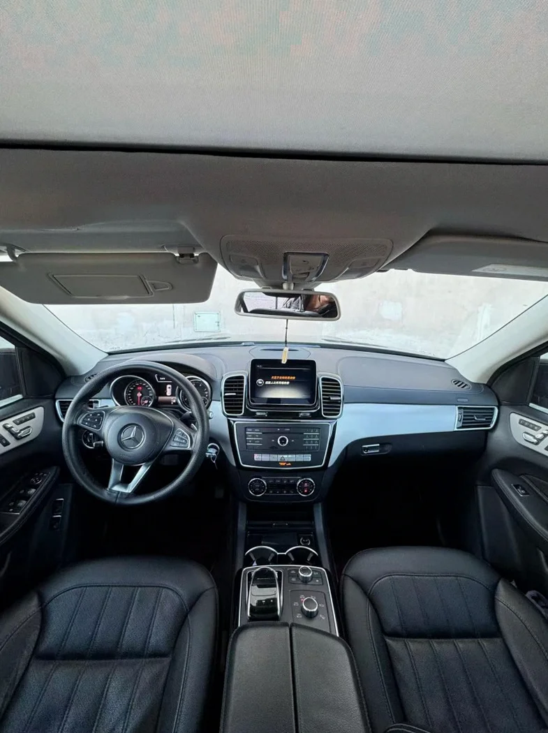 奔驰GLS 内饰前排