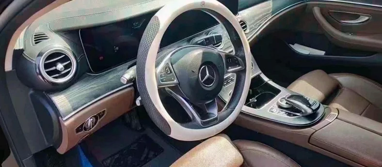 奔驰E 正面外观三