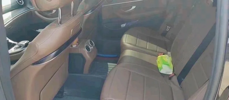 奔驰E 后面外观一