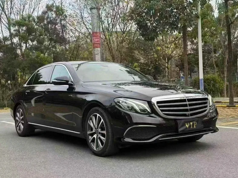 奔驰E 正面外观二